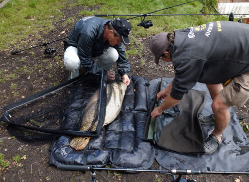 two blokes weighing catch